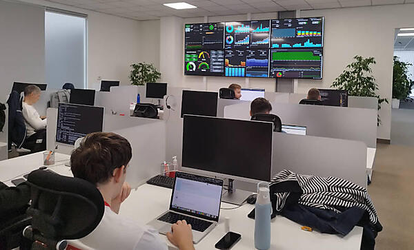 Zabbixのコンソールが壁面のモニターに表示されているエリア