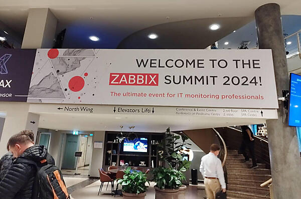 毎年同じホテルで開催。看板も同じ場所だ