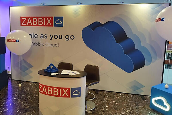 Zabbix Cloudを紹介するブース。風船に隠れているのはScale as you goというキャッチコピー