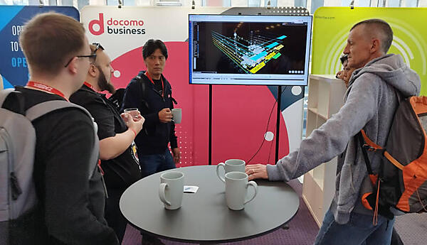 NTTコムのデモブース。Zabbix日本法人の寺島代表も対話に参加していた