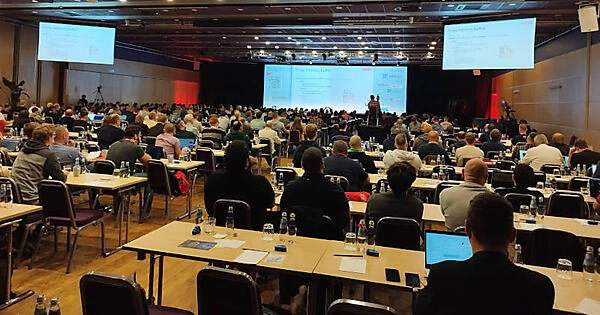 主なセッション会場。正面のスクリーンだけではなく左右にもスクリーンが用意されていた