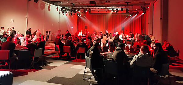 夜のパーティのようす。ライブバンドが演奏中