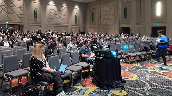 会場はこのぐらいの大きさ。参加者は100名を超えたぐらいだろう