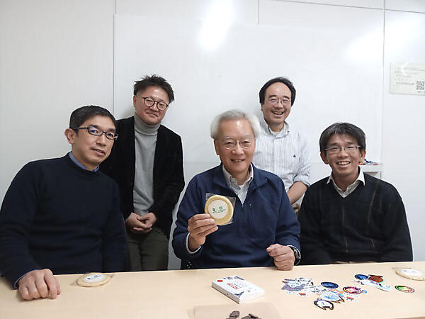 ubeCon NAのお土産のクッキーを手に。左から水野氏、玉置氏、江藤氏、宮原氏、元木氏