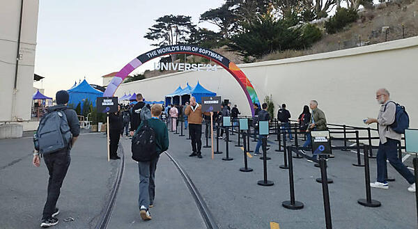 会場のエントランス。Fort Masonという米国陸軍の駐屯地の跡地で開催