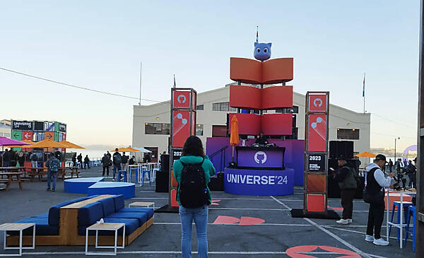 至る所にさまざまなデザインの椅子やテーブルが置かれ、参加者が和めるようになっていた