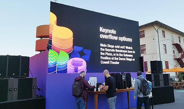 屋外でもキーノートを見られる設計。スクリーンの下には飲み物のブースも