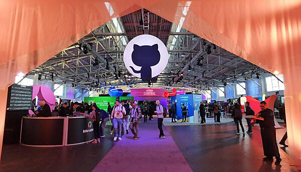 キーノートが行われる会場に入ったところ。手前にはGitHubとスポンサーの展示ブース