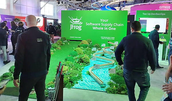 JFrogのブースはミニゴルフで遊べるデザイン