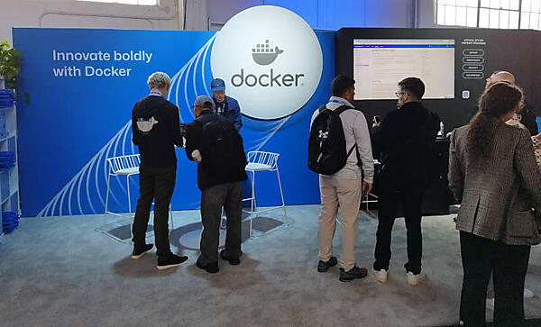 Dockerのブース。シンプルなキャッチコピーと大きなロゴ、1台のモニターが標準の設備