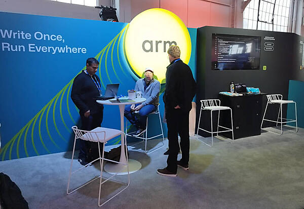 Armのブース。中央のロゴが黄色と白のグラデーション