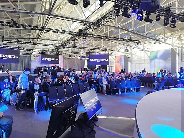 キーノートが行われるスペース。半円のステージを囲むように客席が設置されている