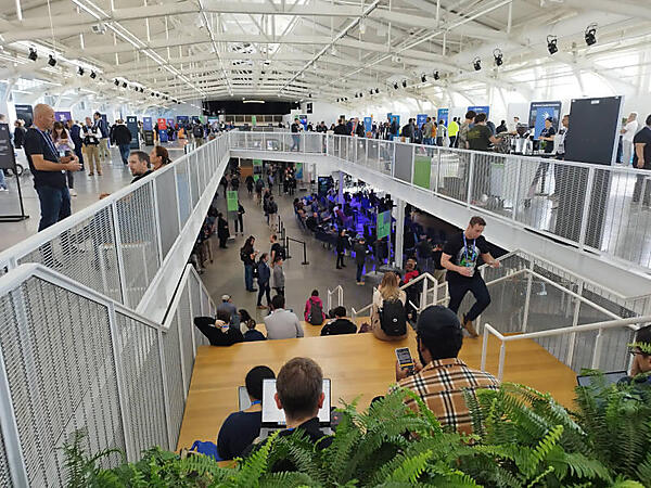 別会場の2階から。ここにはより小さ目の展示ブースとショップなどが用意されていた