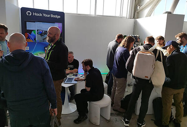 ラズベリーパイで参加者の名前が表示されているバッジをハックするためのブース