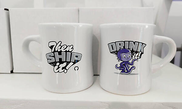 モナリザがデザインされた「DRINK it! Then SHIP it!」というマグカップ