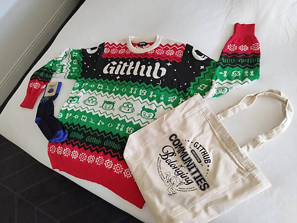 2024年度版のアグリーセーターとトートバッグ、Copilotのキャラクターの靴下