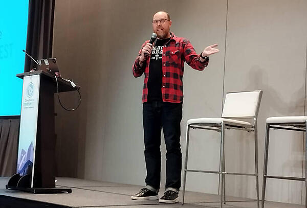 おなじみのプレイドシャツとジーンズのAdam Jacob氏