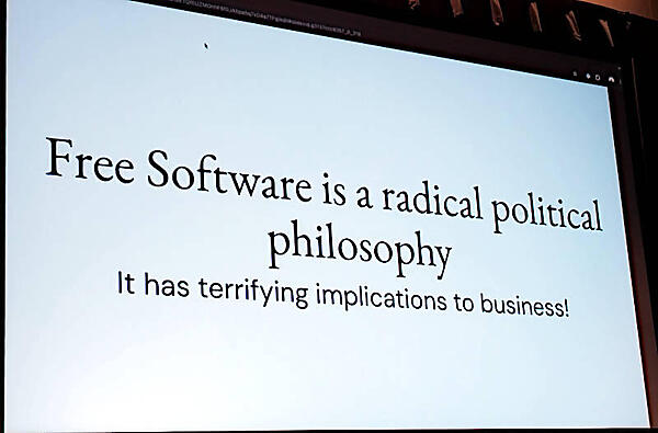 Free Softwareは政治的かつ過激的な哲学で、ビジネスには悪い影響を与えると説明