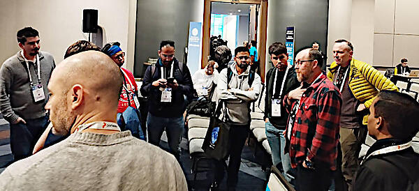 セッション後に参加者に質問攻めに遭うAdam Jacob氏