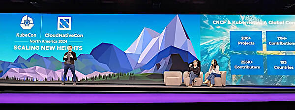 登壇したCNCFのCTO、Chris Aniszczyk氏とJim Zemlin氏（LF）、Joanna Lee氏（CNCF）