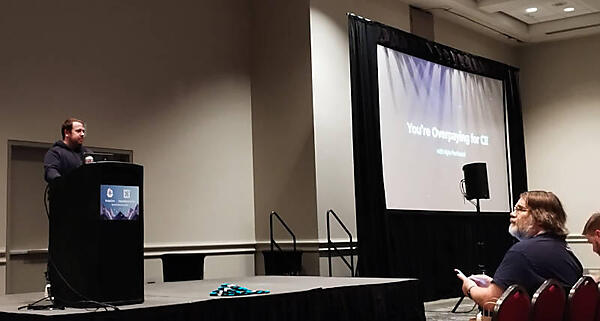 プレゼンテーションを行うDaggerのPenfound氏