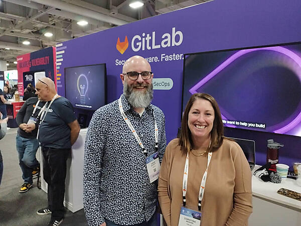 DeSanto氏（左）とPRの責任者、Christina Weaver氏（右）