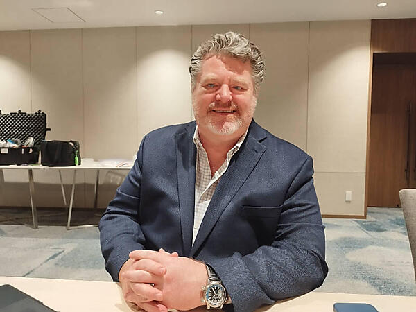 インタビューに応えるDan Cauchy氏