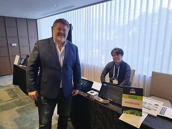 今回のAMMのスポンサー、ホンダのブースで記念撮影