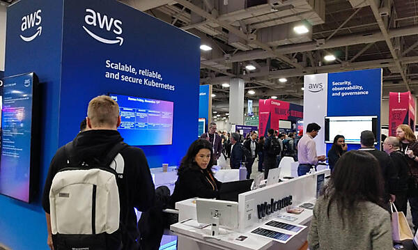 AWSのブース。いつものブースデザインよりも少し真面目な感じ