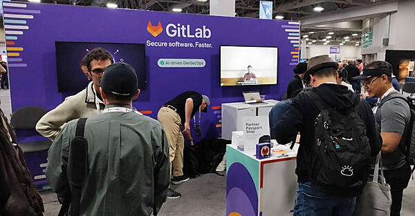 GitLabのブース。スペースを多くとって滞留しやすくしている