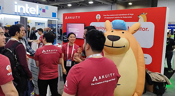 Akuityのブース。ここもシンプルなデザイン。キャラクターのパワーを感じる