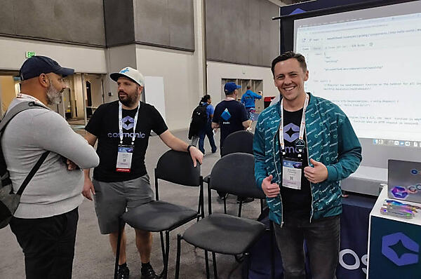 Cosmonicのブース。笑顔の男性がBrooks Townsend氏