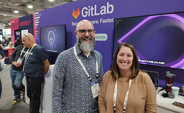 インタビューを行ったDavid DeSanto氏とPRの責任者、Christina Weaver氏（右）