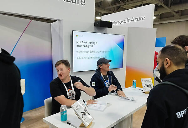 オライリーの著書にサインを行うEvenson氏（左）とBurns氏（右）