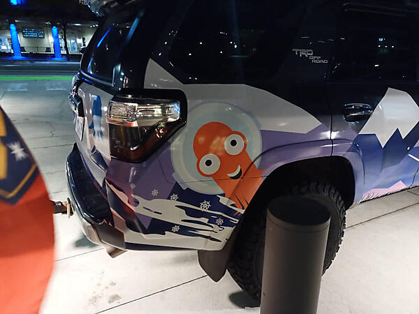 ArgoのキャラクターがラッピングされたSUVがホテルのエントランスに駐車中