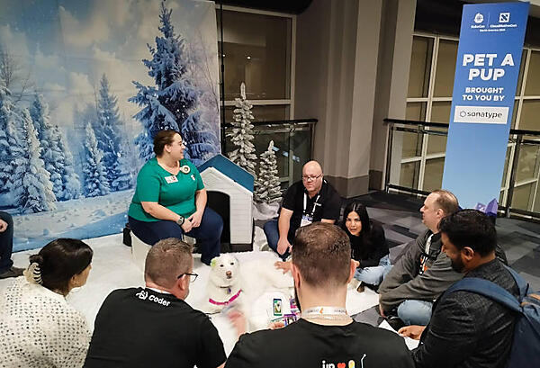 犬と猫に触れ合える場所、Pet A Pup。スポンサーはSonatypeだ