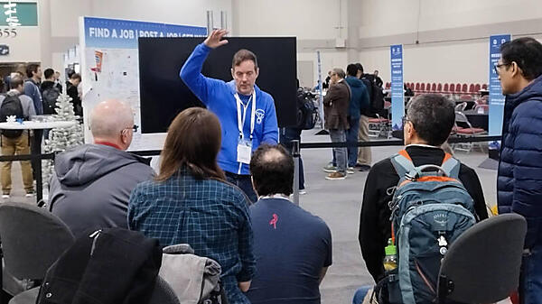 参加者を集めてミニセミナーを行うJustin Cappos氏