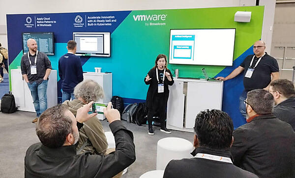 VMwareのブース。安直なデザインであからさまに人気がない