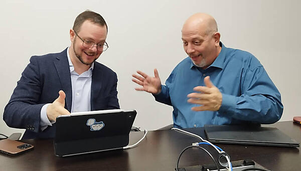 「何かを議論している風でお願いします」というリクエストに応えるClemens氏とRice氏