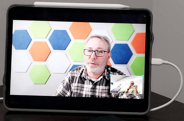 オンラインで質問に応えるGregory Kurtzer氏