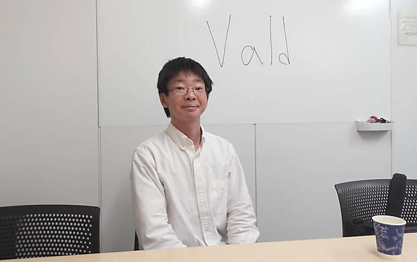 インタビューに応える小林氏