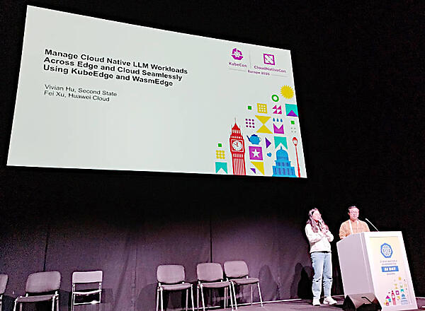 プレゼンテーションを行うHu氏（左）とXu氏（右）