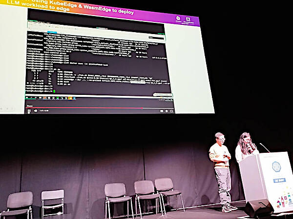 最初のデモではWasmEdgeを使ってLLMをエッジに実装するようすを動画で紹介