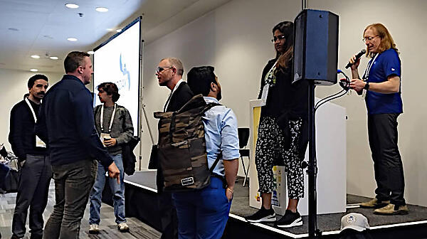 壇上の女性がDalby氏、中央で左を向いている眼鏡の男性がMcMenemy氏