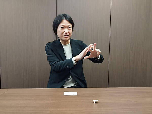 インタビューに応える乗松氏