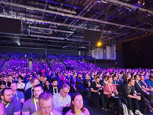 会場後方には2階席も用意されていたが、それでもほぼ満席という状況だった