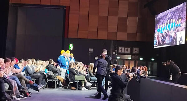 会場前方に集められて紹介されるGoldenなエンジニアたち