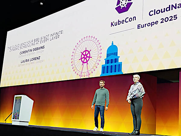 リージョンを跨ぐマルチクラスター対応のスケジューラーを紹介するDebains氏（左）とLorenz氏（右）