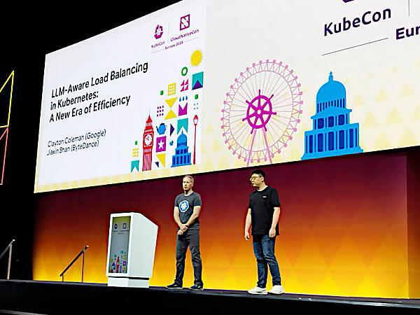 登壇したGoogleのCrayton Coleman氏（左）とByteDanceのJiaxin Shan氏（右）