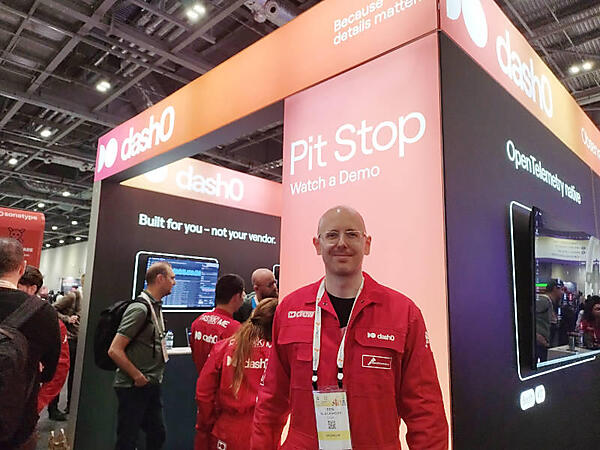 Dash0のブースを背に。説明員は全員赤いジャンプスーツ姿だった